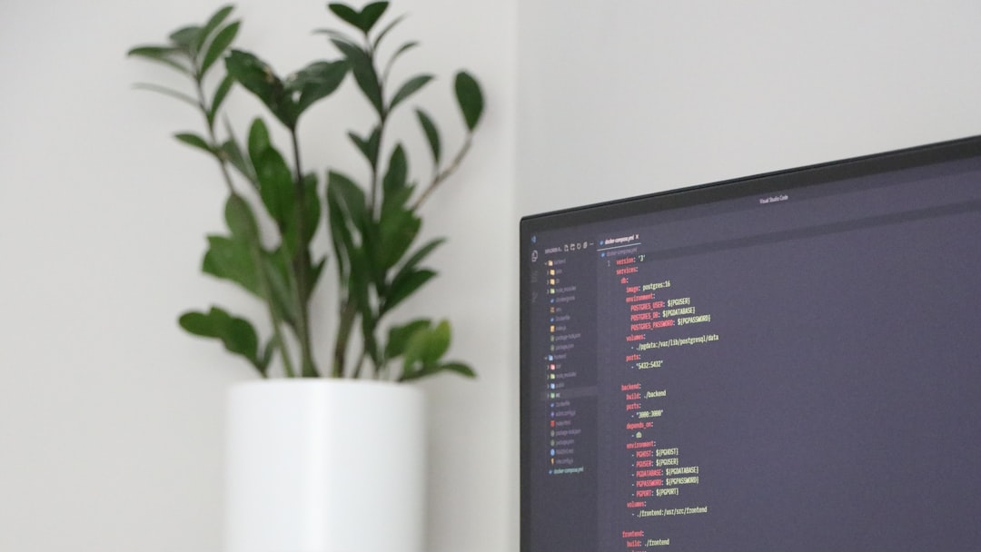 docker compose ps 输出多个 running / healthy 的容器列表-2